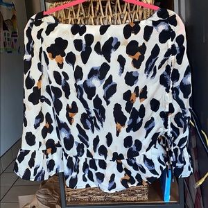 Leopard print skirt w slit at the bottom